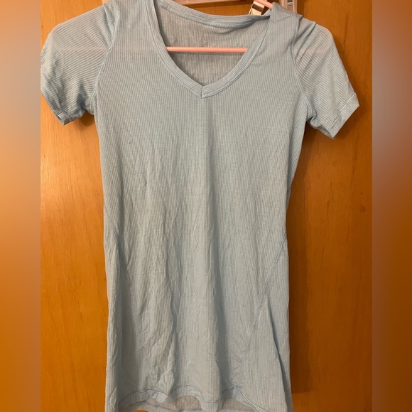 Ladies light lululemon shirt sleeve top - Picture 1 of 6